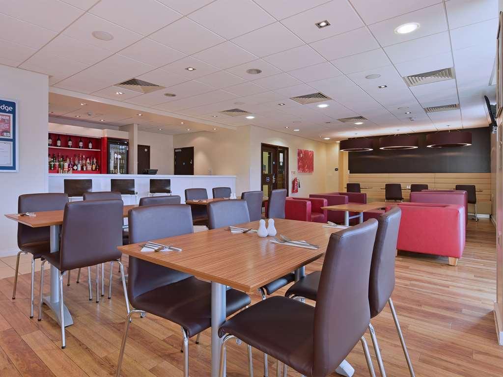 Travelodge High Wycombe Central Restoran fotoğraf