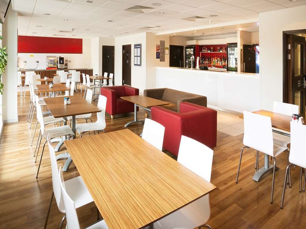 Travelodge High Wycombe Central Restoran fotoğraf